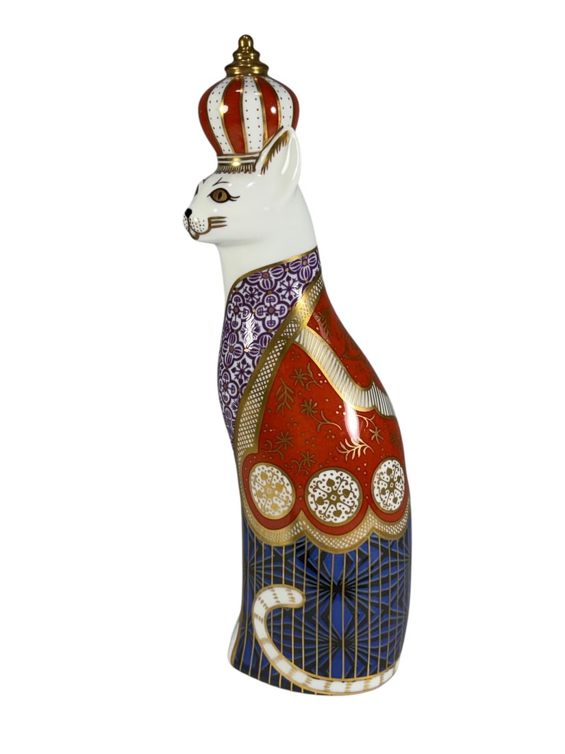 Royal Crown Derby Royal Cats Abyssinian Figurine: Royal Crown Derby English bone china figural cat from the Royal Cats series, depicting the Abyssinian model. Decorated with polychrome geometric and foliate motifs with extensive gilt detailing and a 