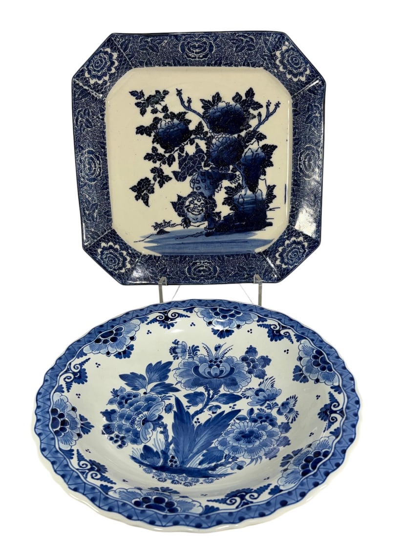 English & Delft Blue Ceramic Display Plates 2pcs: Two-piece blue and white ceramic plate assortment including an English blue transfer decorated square plate with decoration to both front and reverse and no apparent makers mark, together with a