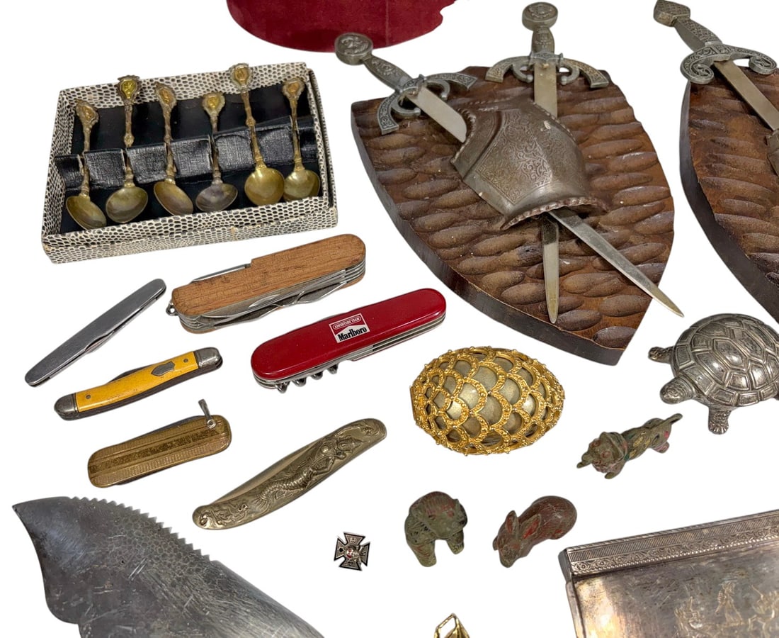 Assorted Decorative Objects & Collectibles 24pcs - 4