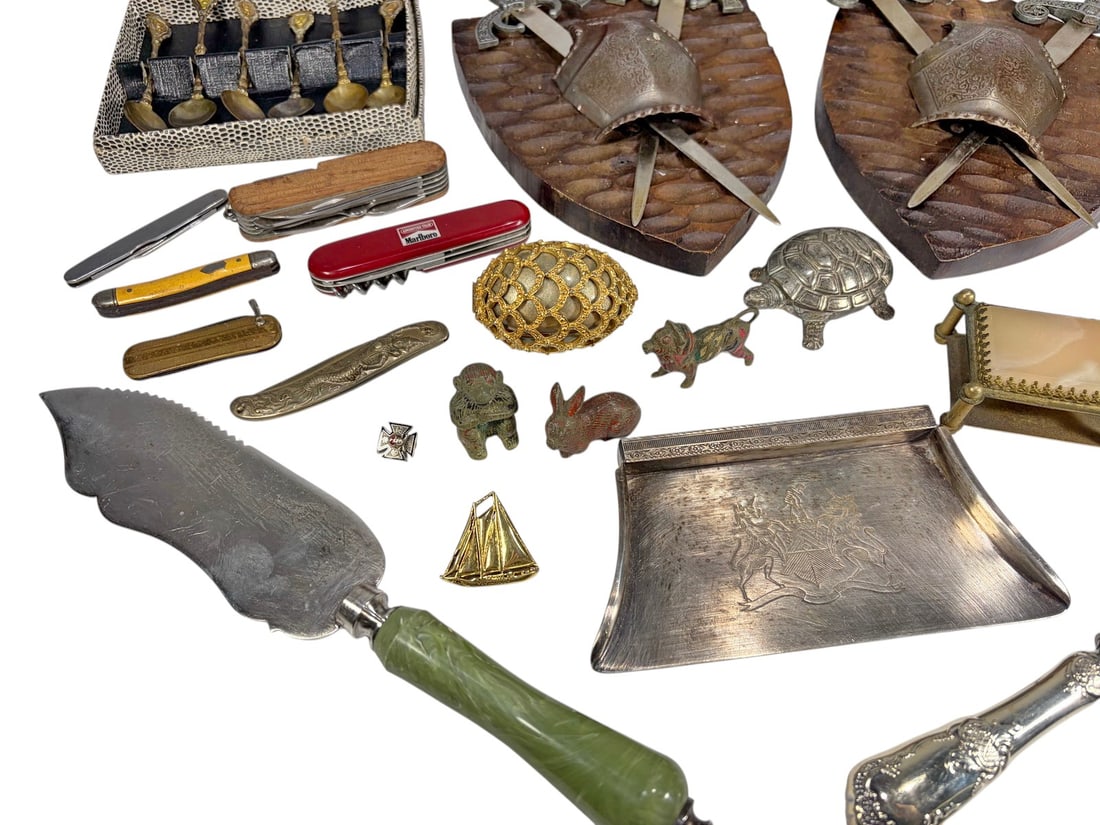 Assorted Decorative Objects & Collectibles 24pcs - 7