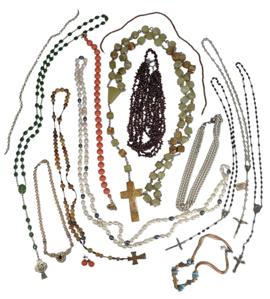 Assorted Vintage Rosaries & Beaded Jewelry 14pcs: Group lot of 14 pieces vintage rosaries, necklaces, and beaded jewelry including seven rosaries with crucifixes, faux pearl strands, carved green beads, coral color beads, garnet color chip necklaces,