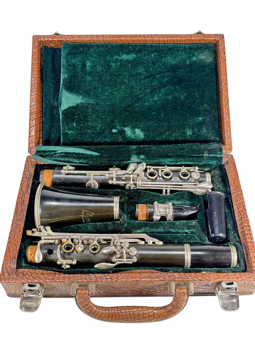 Monique Clarinet in Faux Alligator Carrying Case (1 of 8)