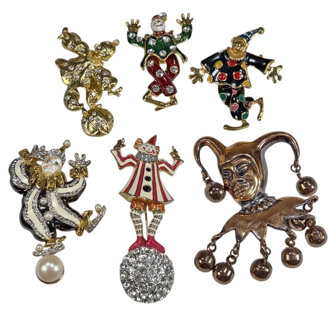 Clown & Jester Costume Jewelry Brooches 6pc LOT: Group of six figural costume jewelry brooches depicting clowns and jesters. Includes examples with enamel decoration, rhinestone accents, faux pearls, and articulated elements. One black and white clo