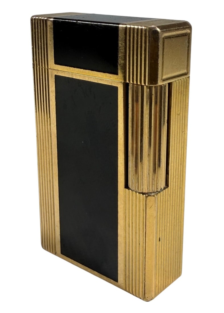 VTG S.T. Dupont Ligne 1 Laque de Chine Lighter: French luxury butane lighter by S.T. Dupont, Paris. Ligne 1 Large model featuring precious metal finish and genuine black Chinese lacquer panels. Hinged cap with the signature S.T. Dupont opening mech