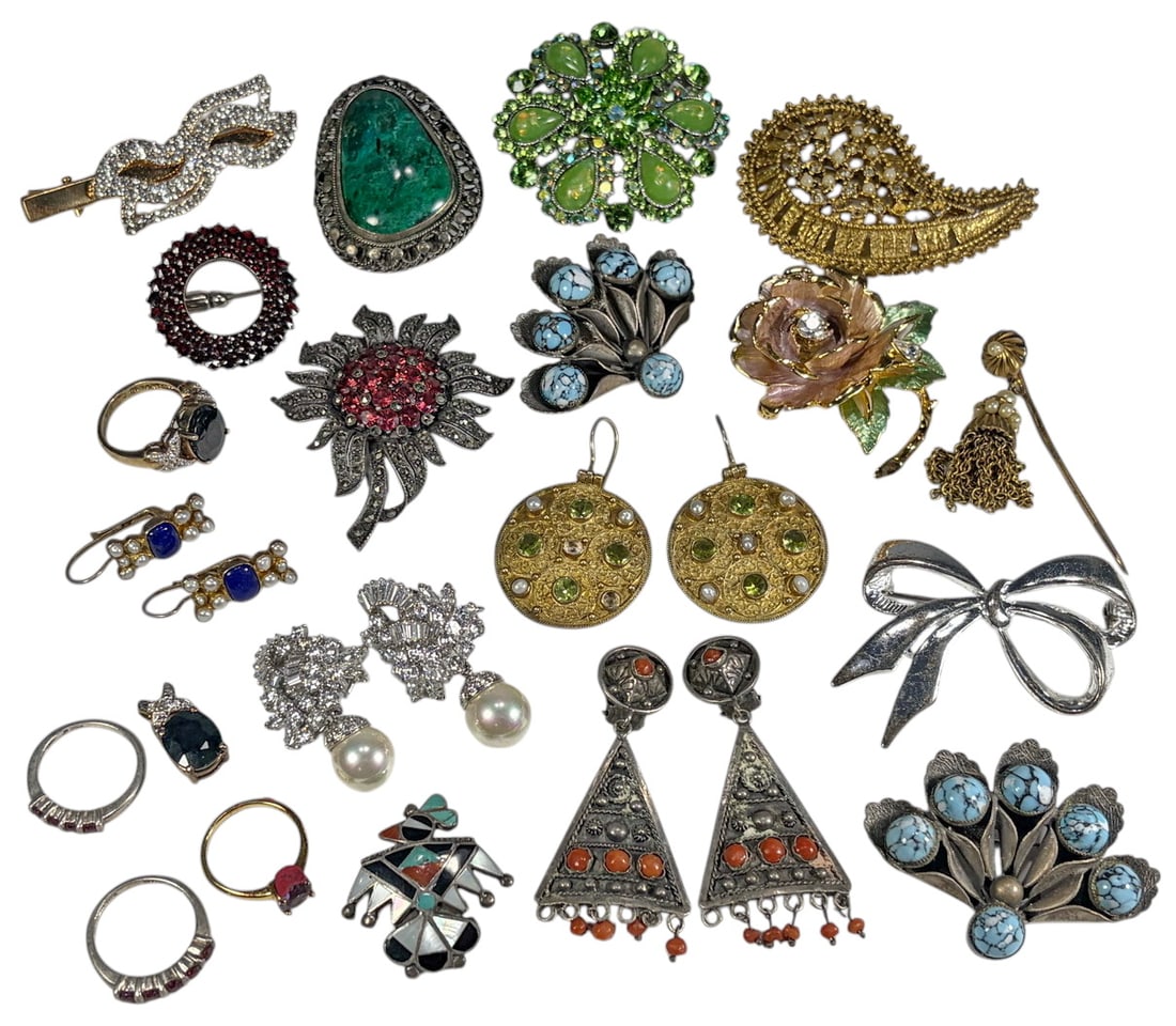 Assorted Vintage Costume Jewelry 25pc ESTATE LOT: Assorted costume jewelry lot consisting of 25 pieces including brooches, pins, earrings, pendants, and other fashion jewelry accessories. The group includes an R.J. Graziano floral brooch dated 1997