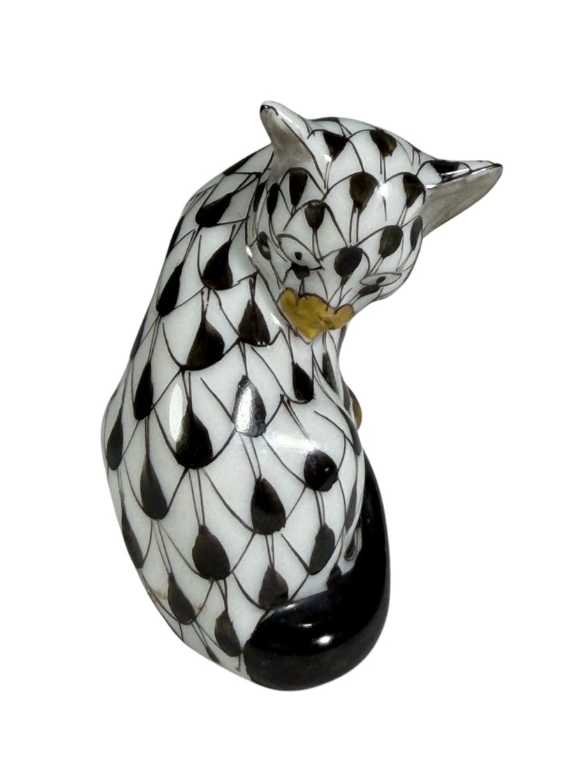 Herend Hungary Black Fishnet Sitting Cat Figurine: Herend Hungary hand-painted porcelain figurine of a seated cat decorated in the maker's black fishnet pattern with gilt accents. Marked underside with the Herend shield mark, form number 5285, and pat