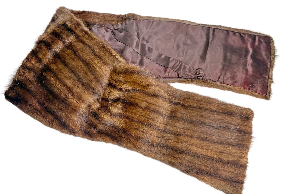 Vintage Mink Fur Stole Wrap Rechter Bogota Wien: Vintage natural mink fur stole or wrap by Peleteria Rechter, Bogota and Wien. Crafted from richly toned brown mink pelts arranged in a tapered form designed to drape across the shoulders. Features a s