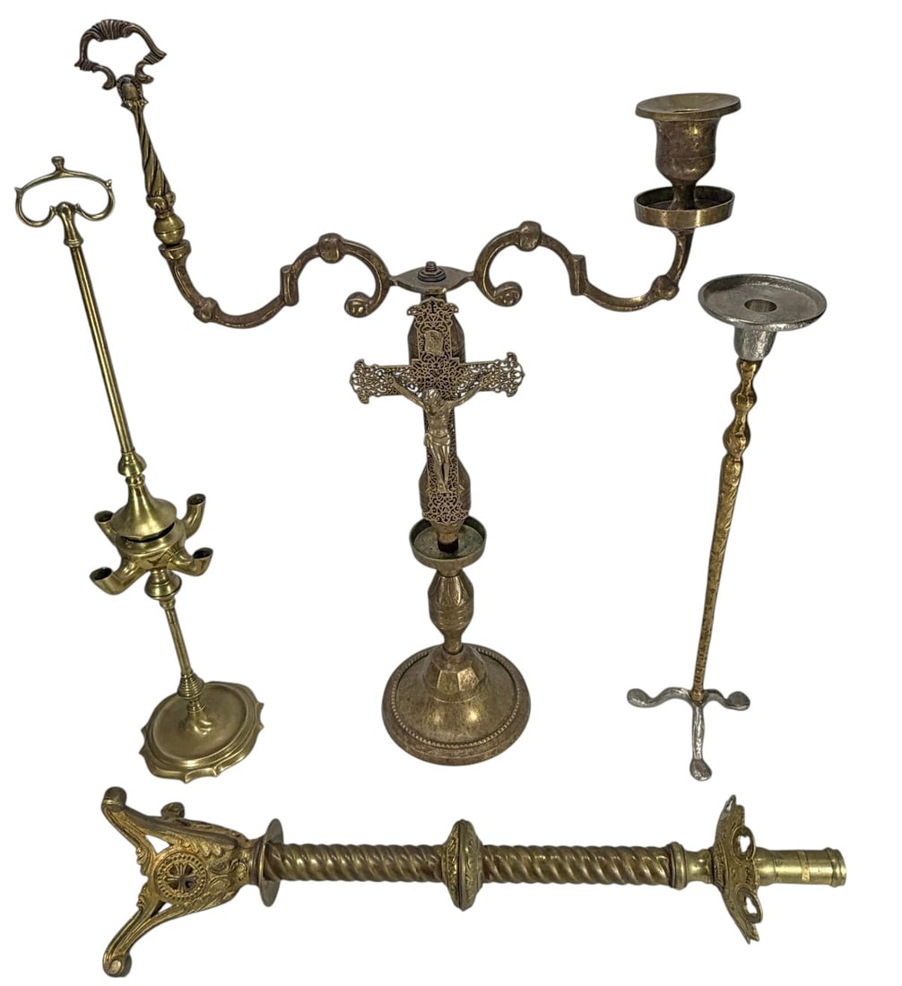 Assorted Vintage Brass & Iron Candlesticks 4pc LOT: Group of four antique and vintage candlesticks and candleholders, including three brass examples and one patinated iron candleholder. The lot features a tall four-light brass candlestick with scallope