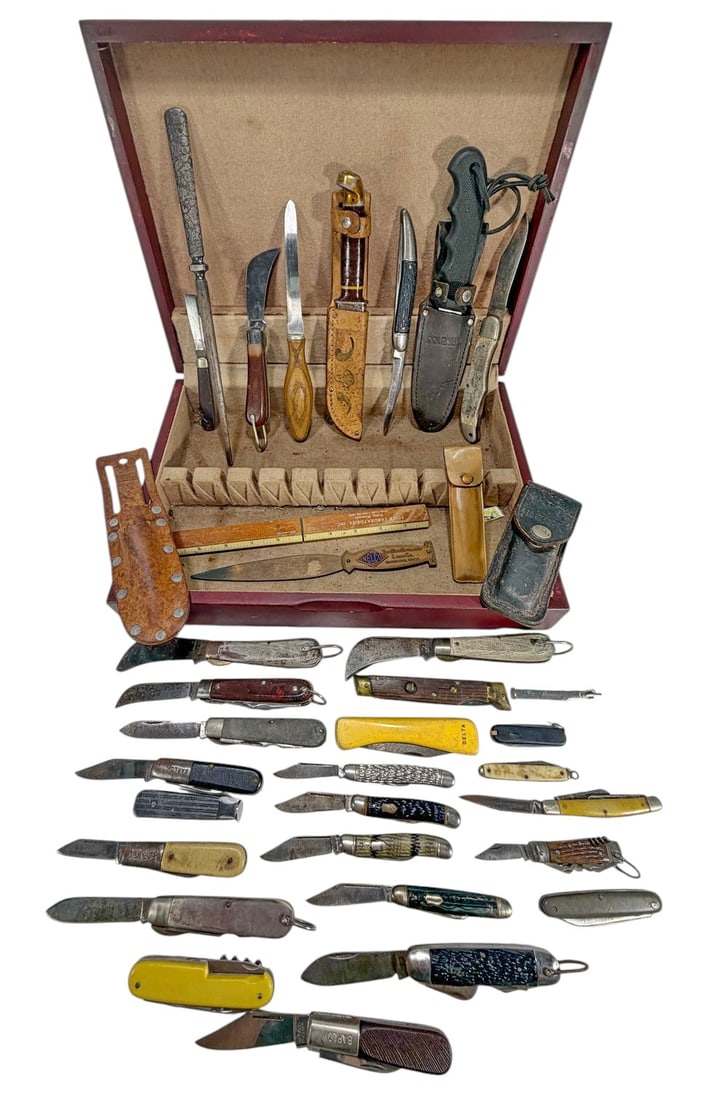 Assorted Knives in Wood Display Storage Box 37pcs: Collection of 37 pieces including a painted wooden display and storage box, folding pocketknives, hunting knives, utility knives, sharpening steel, letter opener, leather sheaths, and knife cases. Exa