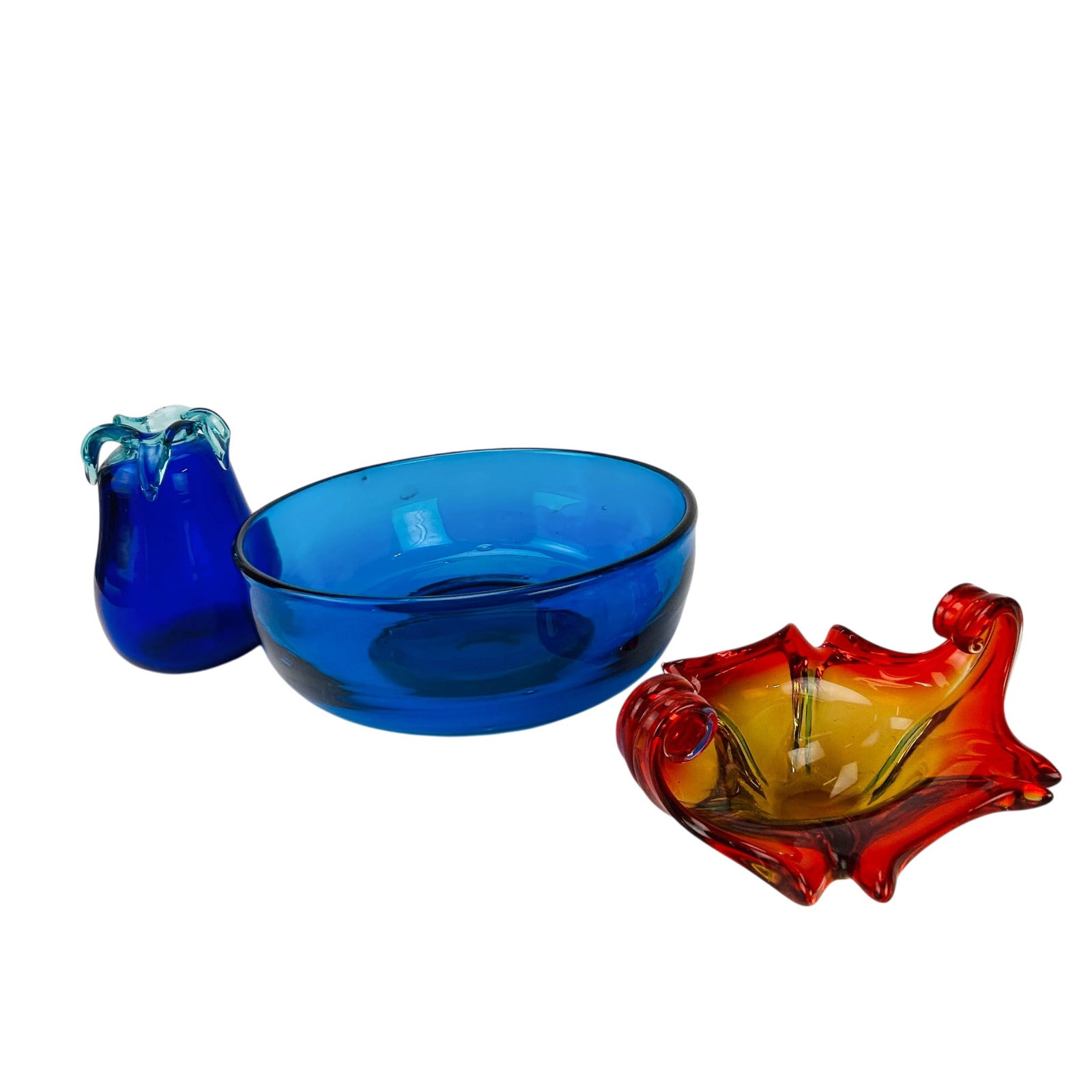 Amberina & Cobalt Blue Glass Centerbowl & Vase 3pc: Group of three art glass decorative articles comprising a blue glass center bowl centerpiece, a cobalt eggplant shape vase with applied aqua ruffled rim, and an amberina freeform bowl with curled hand