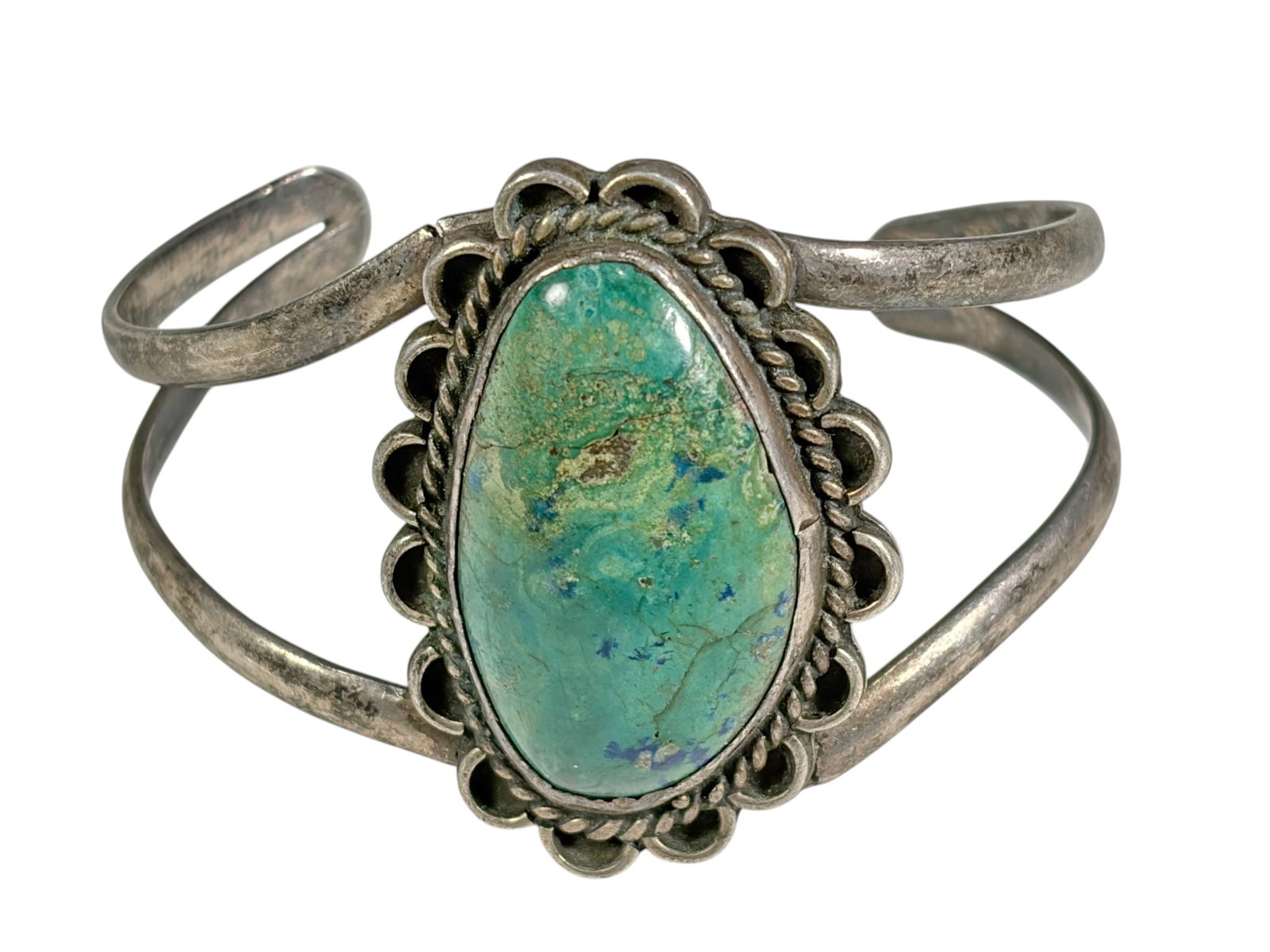 Sterling Turquoise Split Shank Cuff Bracelet 28.1g: Vintage sterling silver cuff bracelet featuring an elongated oval turquoise cabochon in a serrated bezel with scalloped border. The bracelet has a split-shank open cuff design with a hand-fabricated s