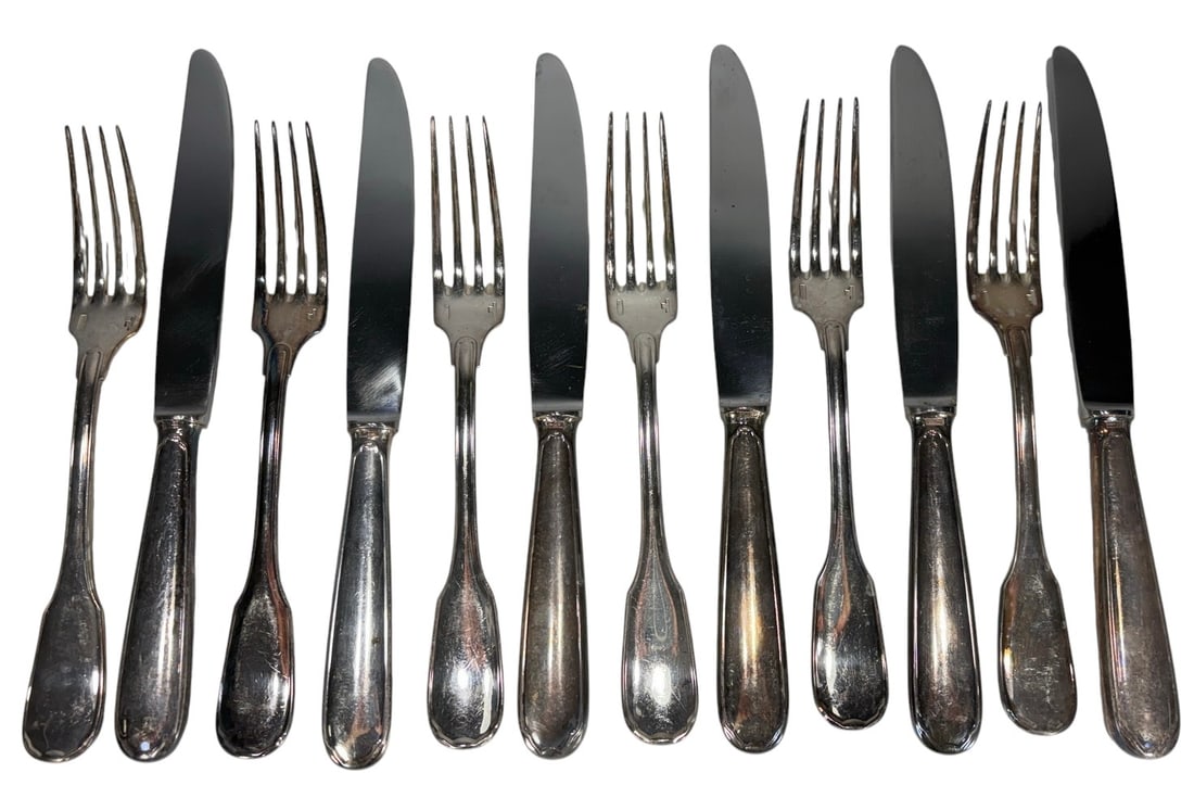 Christofle France Silverplate Flatware Service 12p: Twelve-piece Christofle silverplate flatware set comprising six dinner forks and six dinner knives in the same pattern. Knife blades are marked Christofle, while the handles bear the Christofle France