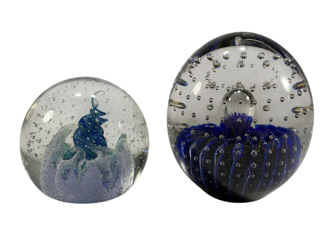 Caithness Scotland & Robert Eickholt Paperweights 2pc LOT: Two-piece art glass paperweight lot including a Caithness Fascination & Robert Eickholt Scotland paperweight with an internal blue art glass design and controlled bubbles, together with a second paper