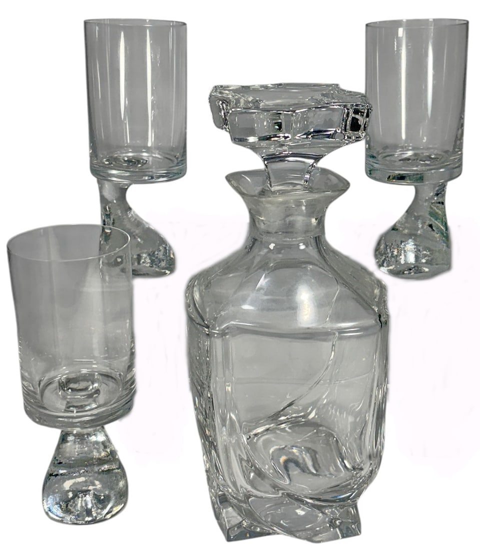 Baccarat Decanter & Arnolfo di Cambio Glasses 4pcs: Four-piece Mid-Century Modern glass barware lot including one Baccarat France crystal decanter with stopper, bearing the Baccarat acid-etched mark on the underside, and three Arnolfo di Cambio glasses