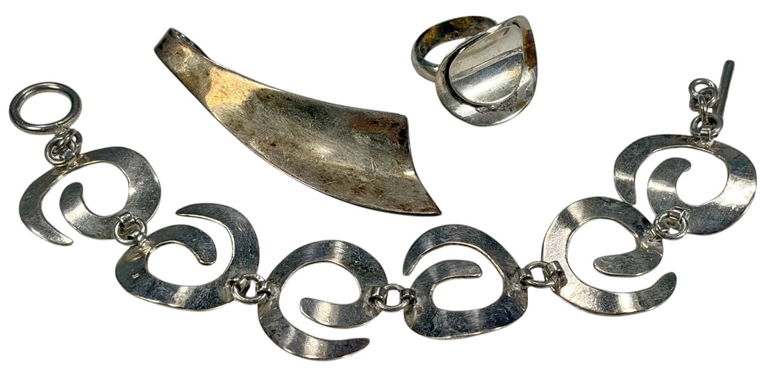 925 Sterling Silver Bracelet, Ring & Pendant 3pcs: Lot of three sterling silver jewelry pieces including an abstract link bracelet marked 925 Mexico, a modernist freeform pendant marked 925, and a contemporary sterling silver ring marked 925. The brac
