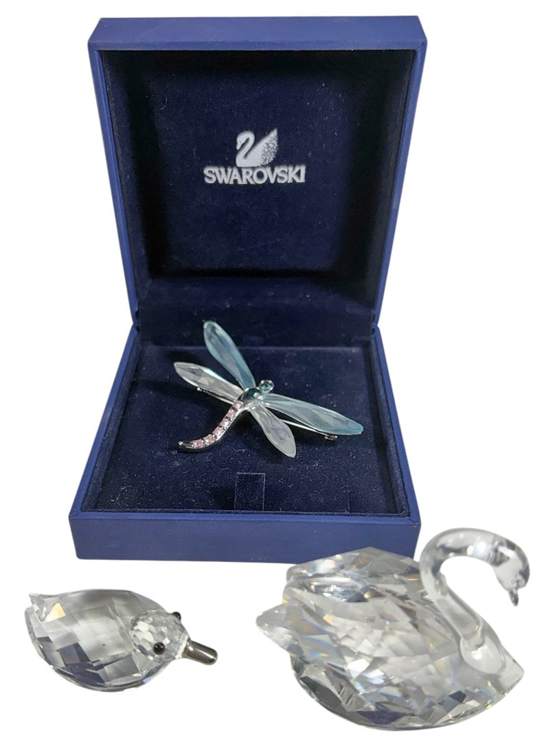 Swarovski Crystal Swan, Duck & Dragonfly Fig 3pcs: Collection of three Swarovski crystal pieces comprising a faceted crystal swan, duck, and dragonfly. The dragonfly features pale blue crystal wings with pink and blue accents and comes in its original