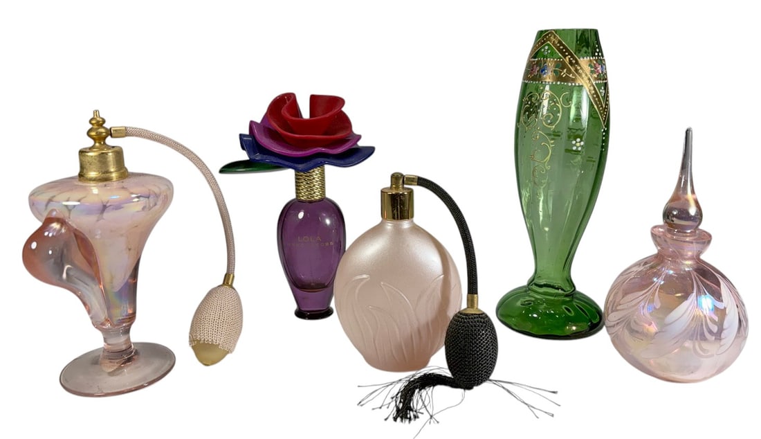 Assorted Perfume Bottles & Glass Vase 5pc LOT: Five pieces lot comprising an assortment of decorative perfume and scent bottles together with a green glass vase. Includes a purple Marc Jacobs Lola perfume bottle with multicolor floral-form cap; tw
