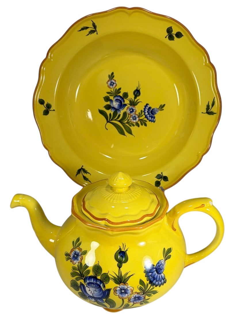 Tiffany & Co. Este Ceramiche Teapot & Plate 2pcs: Two-piece Tiffany & Co. by Este Ceramiche ceramic group in the retired Marseille pattern, decorated in a yellow colorway, comprising a teapot and matching plate. Marked Tiffany & Co. and Este Ceramich