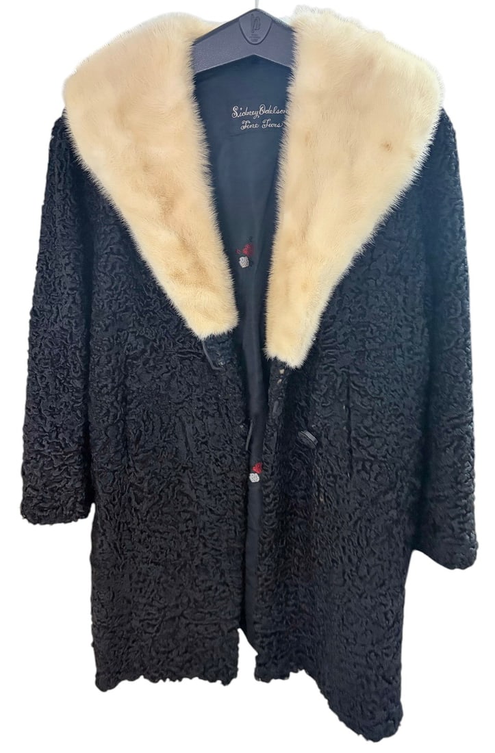 Vintage Sidney Edelson Fine Furs Black Fur Coat ML: Vintage black curly fur coat by Sidney Edelson Fine Furs, featuring a wide contrasting cream-colored fur collar, long sleeves, front closure, and black satin lining embroidered with red and white flor