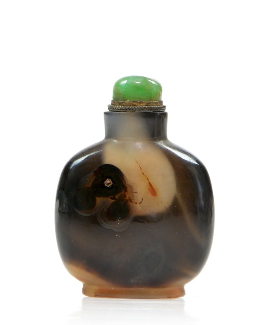 Chinese Agate Snuff Bottle: Qing dynasty H: 6.5 cm Provenance: Private collection of an important estate, Dallas, Texas.