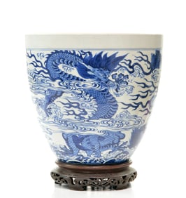 Rare Chinese Transitional Blue and White 'Dragon' Pot