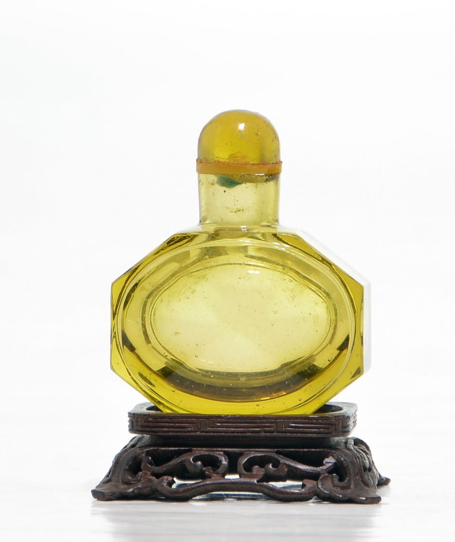 Imperial Peking Glass Snuff Bottle: Imperial Workshop, 19th centuryH: 5.5 CM, 2 1/8 IN Provenance: Lot 22574, 22588, 22590, 22594, 22602, 22611, 22614, 22621, 22623, 22626, 22630, 22631, 22632, 22638, 22640, 22641. Private collection of