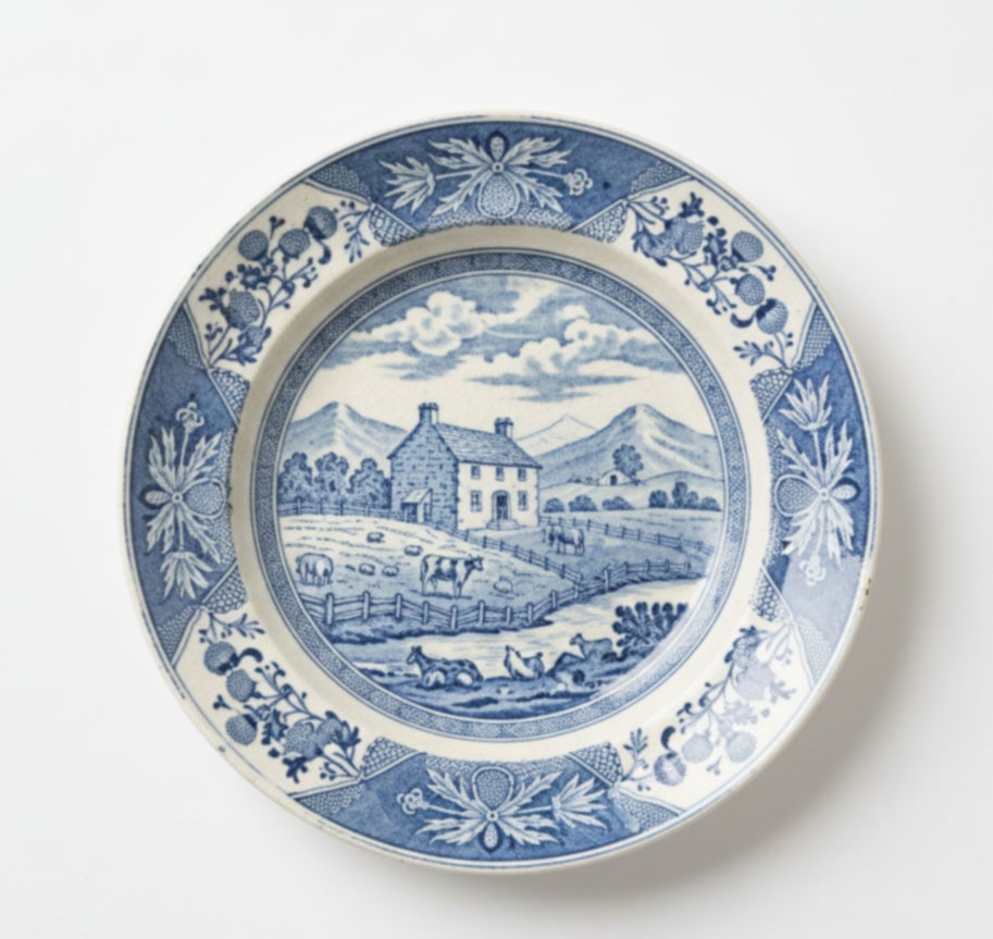 Porcelain Dish: D: 21 cm