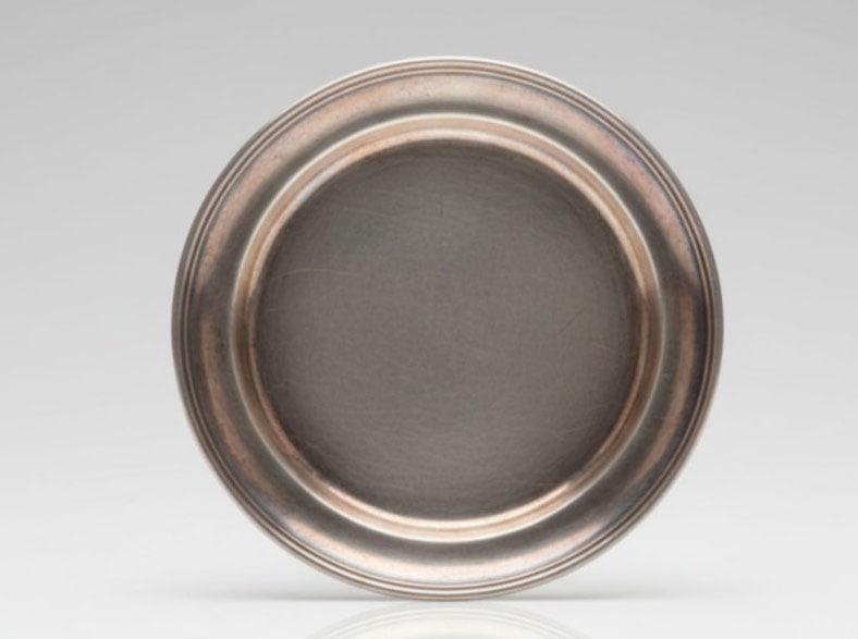 White Metal Plate: D: 23 cm