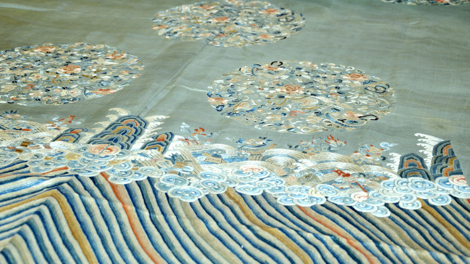 Fine Chinese Uncut Imperial Silk Court Robe - 11