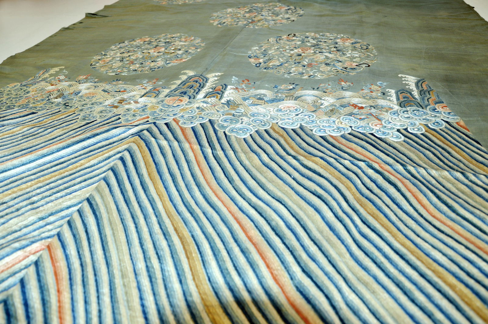 Fine Chinese Uncut Imperial Silk Court Robe - 7