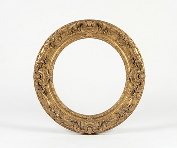 Fine Gilded Oval Picture Frame: Circular frame with molded scrollwork and floral details around the edge. H: 22 cm
