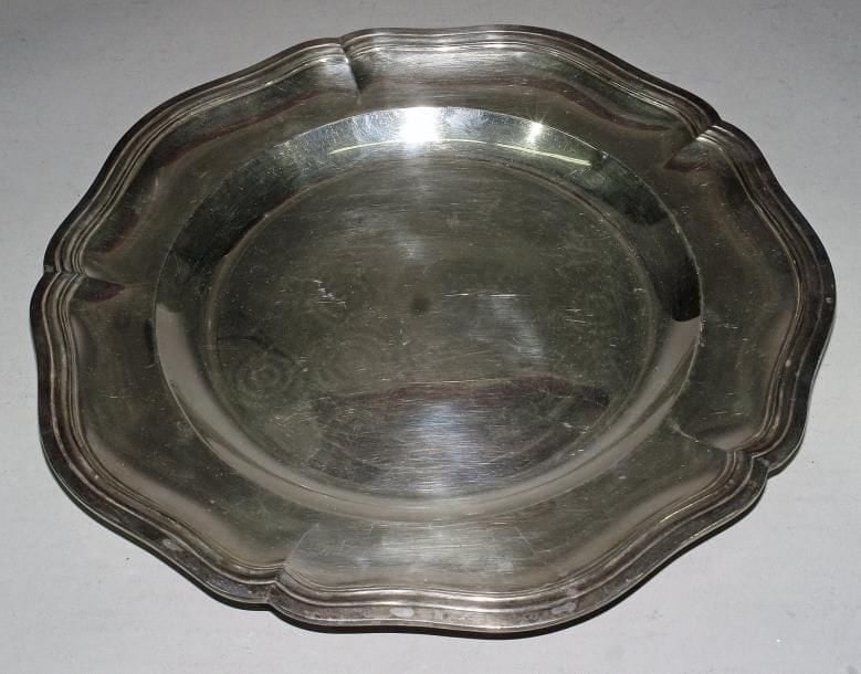 White Metal Plate: D: 18 cm