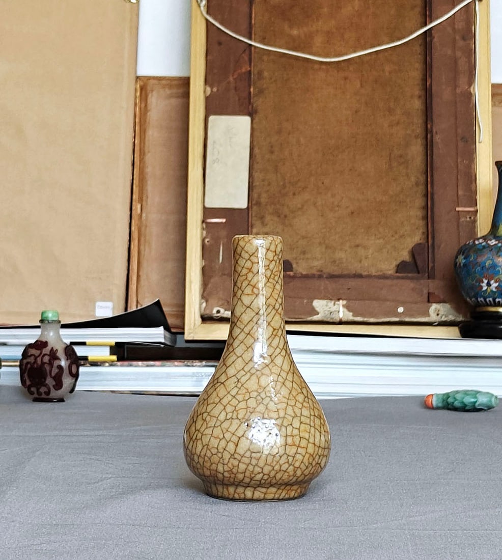 Fine Chinese Ge-Type Crackle-Glazed Vase - 6