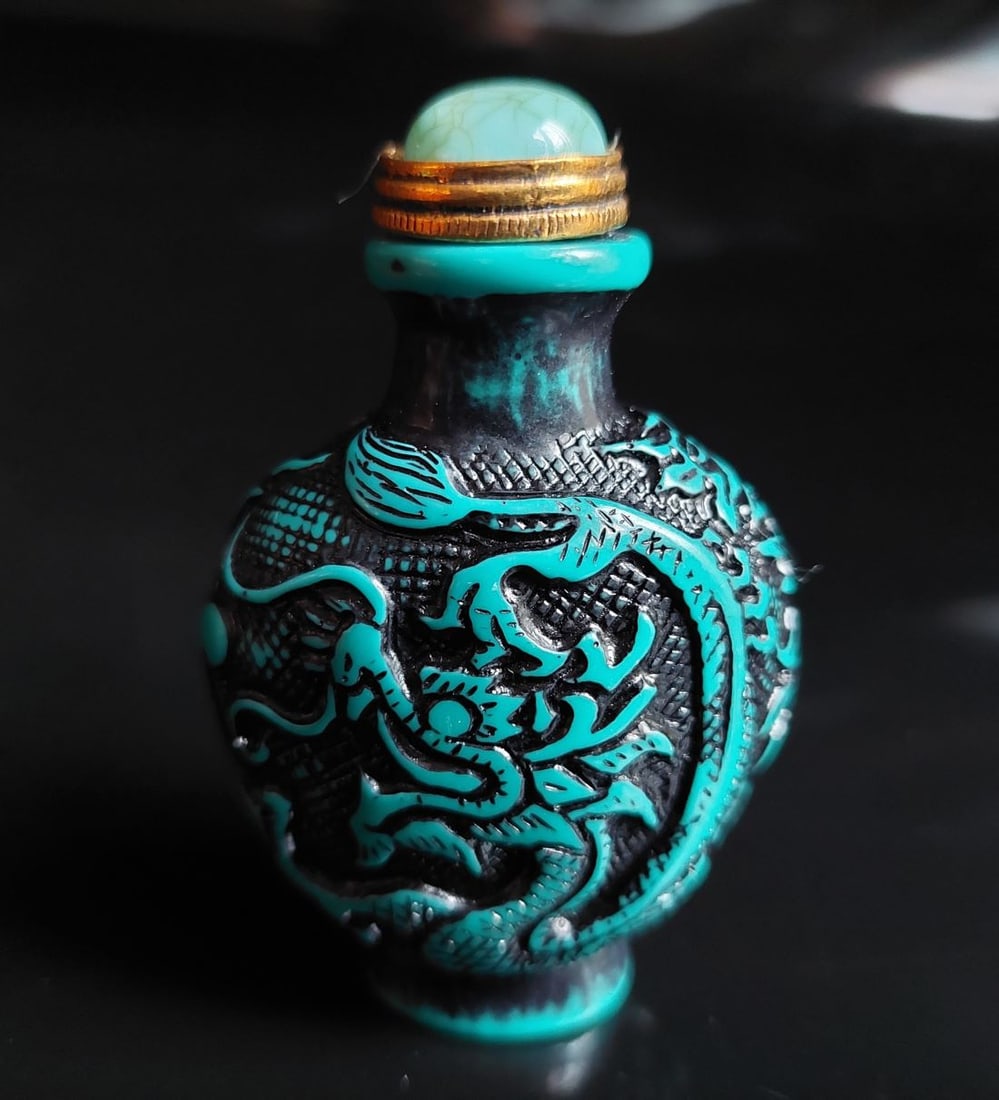 CHINESE VINTAGE GREEN SNUFF BOTTLE WITH IMAGES OF DRAGON AND PHOENIX (1 of 7)