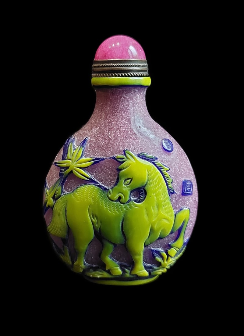CHINESE VINTAGE  OVERLAID PEKING GLASS SNUFF BOTTLE WITH HORSE (1 of 7)