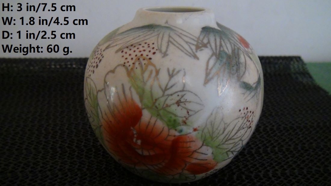 CHINSE VINTAGE SMALL PORCELAIN PEN BRUSH JAR: H: 3 in/7.5 cm 1.8 in/4.5 1.8 in/4.5 cm Weight: 60 g.