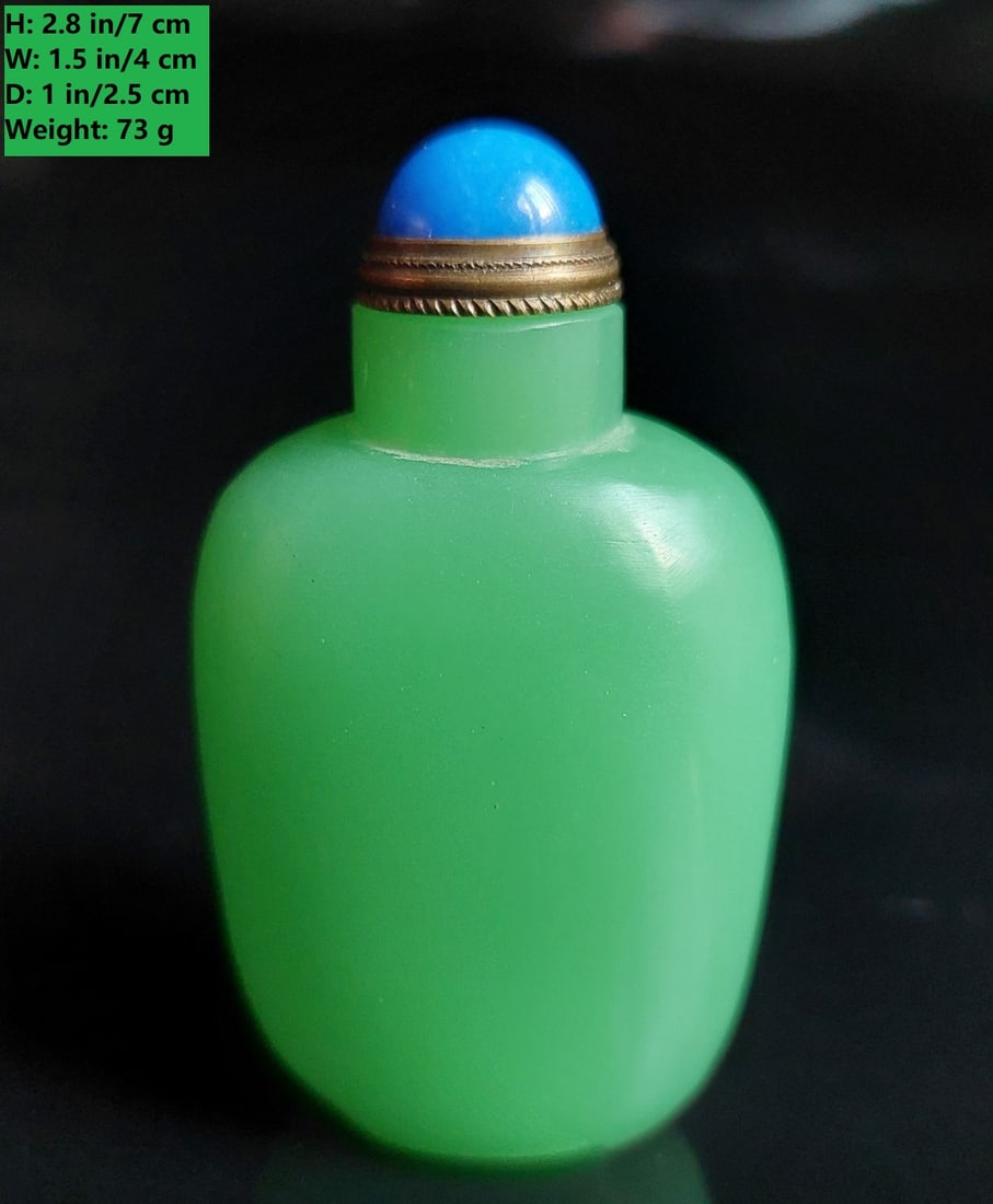 CHINESE VINTAGE  PEKING GLASS SNUFF BOTTLE IN PURE GREE COLOR (1 of 8)