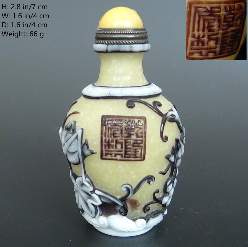 CHINESE ANTIQUE PEKING GLASS OVERLAID SNUFF BOTTLE: THIS ITEM H: 2.8 in/7 cm W: 1.6 in/4 cm D: 1.6 in/4 cm Weight: 66 g. FEATURES 1. Marked QIAN LONG NIAN ZHI. 2. QIAN LONG NIAN?1736-1796 3. Hand painted and overlaid flowers. 4.The grasshopper in the