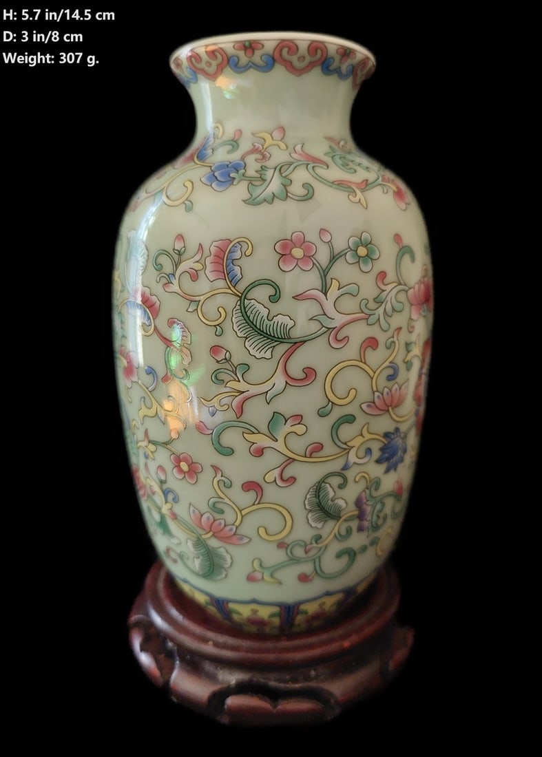 CHINESE VINTAGE SMALL PORCELAIN VASE QIAN LONG MARK (1 of 12)