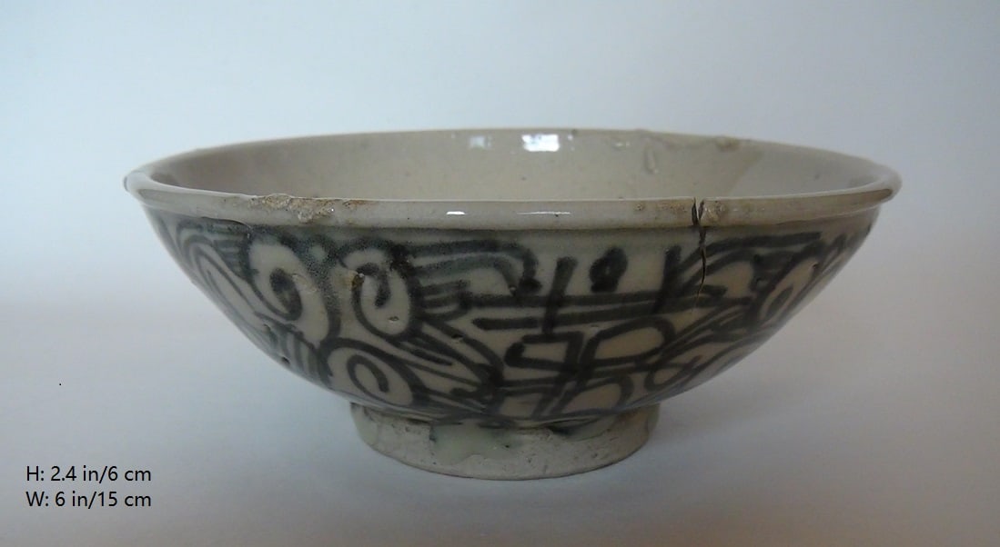 A VERY OLD PORCELAIN BOWL WITH A NATURAL CRACK: THIS ITEM H: 2.4 in W: 6 in/15 cm D: 6 in/15 cm FEATURES 1. Hand painted flowers. 2. Natural cracked because of its age or time. 3. Very old, its academic value is higher than its value as a physical