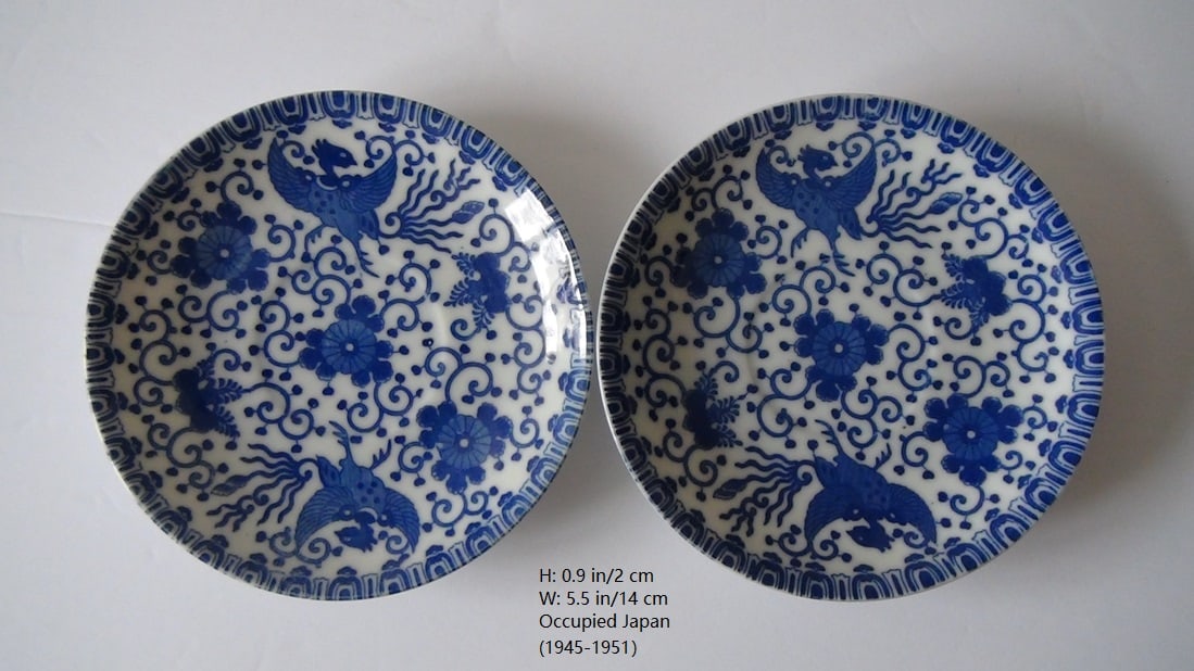 A PAIRE OF JAPANESE PORCELAIN CHARGERS PLATES 1945-1952: THIS ITEM H: 0.9 in/2 cm W: 5.5 in/14 cm D: 5.5 in/14 cm FEATURES 1. Made in Occupied Japan: 1945-1952. 2. Made in a special period in history, collectable.