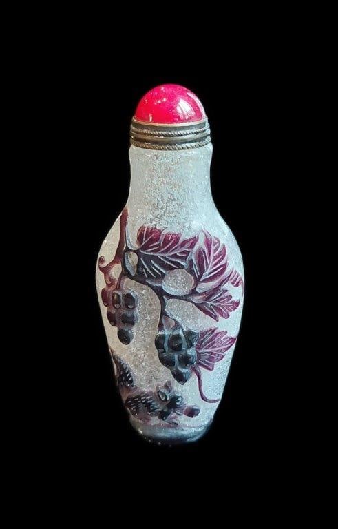 CHINESE ANTIQUE OVERLIED PEKING GLASS SNUFF BOTTLE TURTLE VIA CRANE: THIS ITEM H: 3 in/7.5 cm W: 1.2 in/3.3 cm D: 0.8 in/2 cm Weight: 44 g. FEATURES 1. Handmade and carved plants and crane. 2. Red-crowned crane symbolizes longevity.