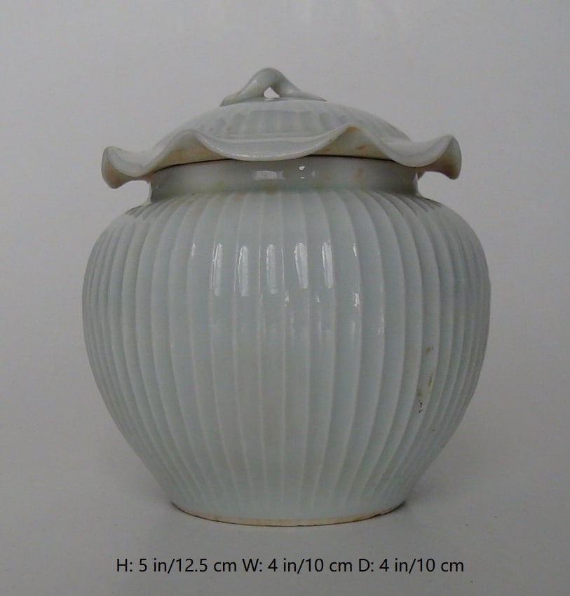 CHINESE ANTIQUE PORCELAIN BOWL DRAGON AND PHOENIX QIAN LONG: THIS ITEM H: 2.5 in/6.5 cm W: 7.5 in/9 cm D: 7.5 in/9 cm Weight: 582 g. FEATURES 1. Hand painted dragon, phoenix, and luck clouds. 2. Marked Da Qing Qian Long Nian Zhi on the button. Qian Long Nian: