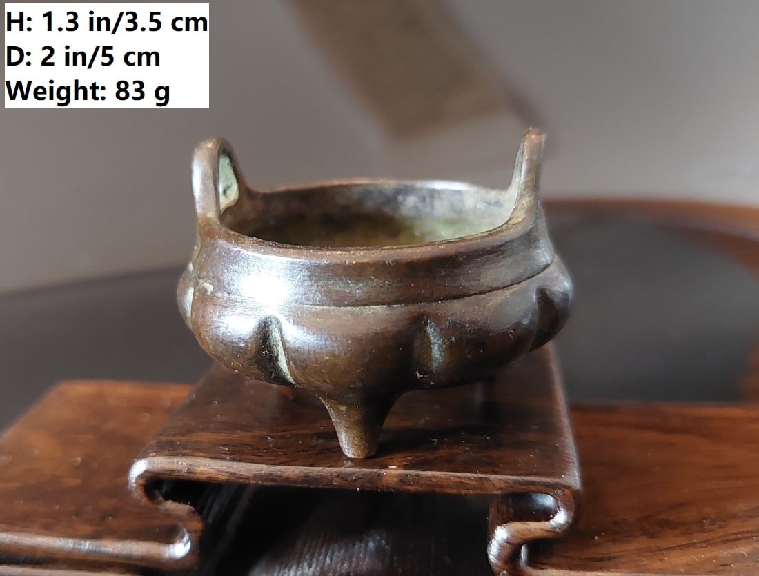 MINI CHINESE ANTIQUE INCENSE BURNER XUAN DE MARK: THIS ITEM H: 1.3 in/3.5 cm D: 2 in/5 cm Weight: 83 g. FEATURES 1. Marked XUAN DE NIAN ZHI. 2. XUAN DE NIAN: 1426?1435. 3. Old.