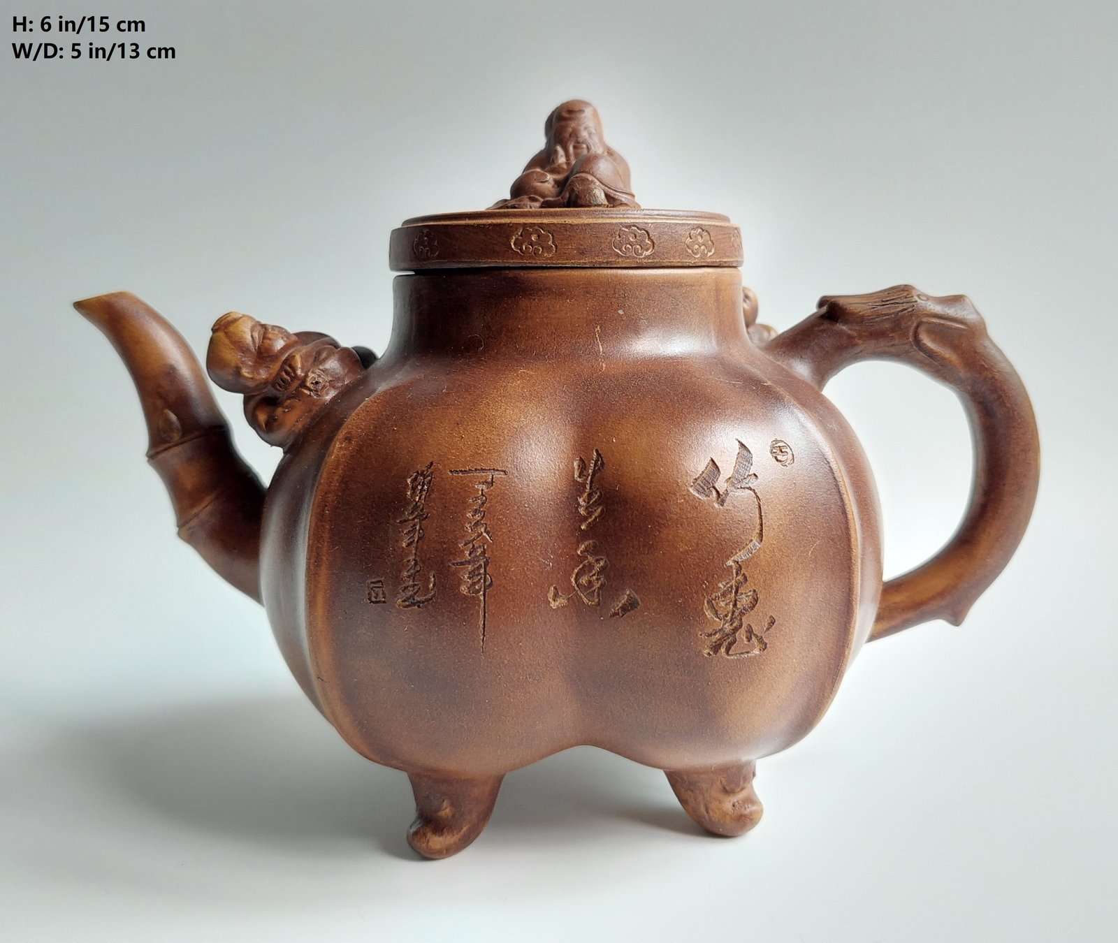 CHINESE ANTIQUE RED POTTERY TEAPOT QING QIAN LONG MARK: THIS ITEMH: 6 in/15 cmw: 5 in/13 cm D: 5 in/13 cm FEATURES 1. Marked QIAN LONG SHI YI NIAN ZHI and the name of the maker signed on the button. 2. Nicely shaped and in beautiful color. 3.QIAN LONG SHI