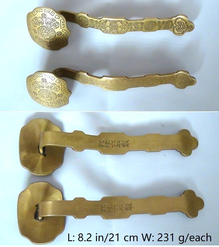 PARE CHINESE ANTIQUE PURE COPPER RUYI QIAN LONG SIXTH: THIS ITEML: 8.2 in/21 cm Weight: 231 g/each. FEATURES 1. Marked QIAN LONG LIU NIAN ZHI (Made in sixth year of Qian Long: 1741? 2. Hand carved bats, coins, character SHOU, and flowers. Respectively sym