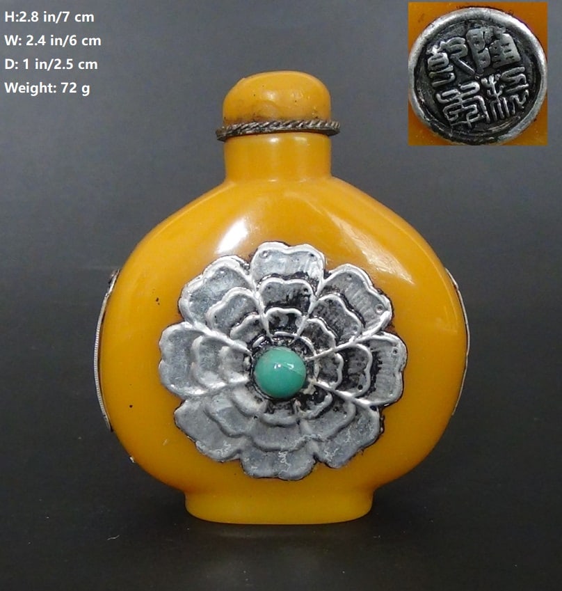 CHINESE ANTIQUE SNUFF BOTTLE OVERLAID SILVER FLOWERS: THIS ITEM H:H:2.8 in/7 cm W: 2.4 in/6 cm D: 1 in/2.5 cm Weight: 72 g FEATURES 1. QIAN LONG NIAN ZHI (QIAN LONG NIN: 1736-1796). 2. Decorated with silver flowers and gems. 3. The decorative gem on one