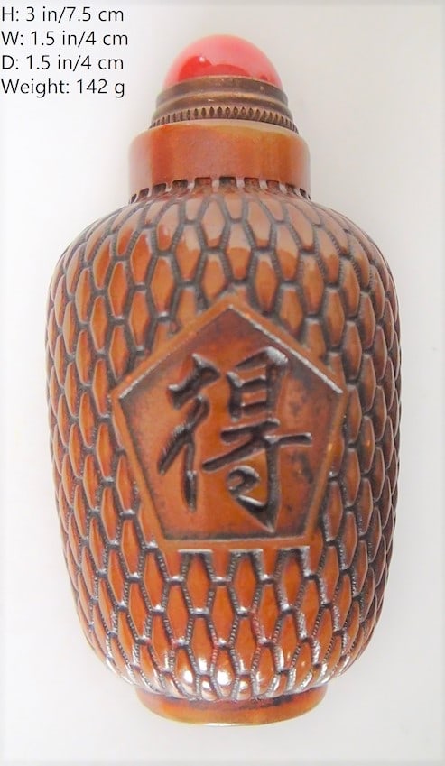 OLD CHINESE ANTIQUE SHOUSHAN STONE SNUFF BOTTLE: THIS ITEMH: H: 3 in/7.5 cmW: 1.8 in/4.5 cmD: 1 in/2.5 cmWeight: 60 g.FEATURES1. Handmade and carved.2. DE vs. SHI.3. DE: to gain; SHI: to loose, to give.4. The two characters were fulfilled with profo