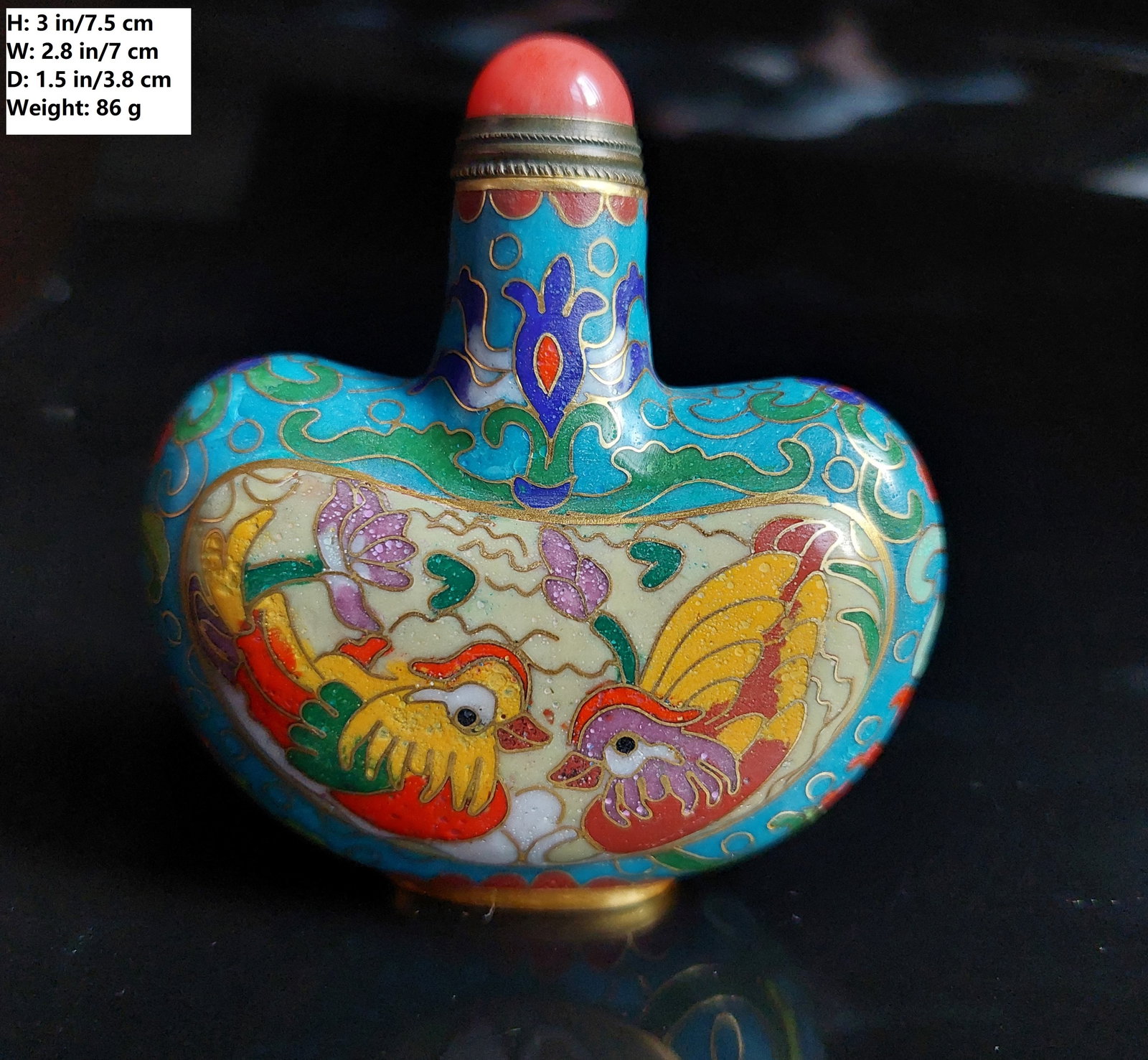 CHINESE ANTIQUE PAIR OF MANDARIN DUCK BRASS SNUFF BOTTLE: THIS ITEM H: 3 in/7.5 cm W: 2.8 in/7 cm D: 1.5 in/3.8 cm Weight: 86 g FEATUREA 1. Hand painted Mandarin ducks, lotus, and water. 2. The pictures symbolize love. 3. Old.