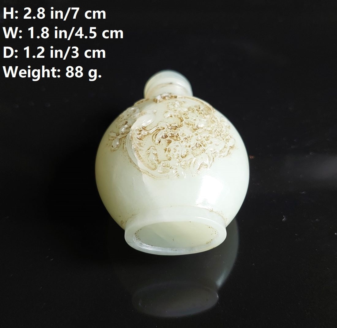 CHINESE NEPHRITE JADE SNUFF BOTTLE HAND CARVED BROACADE CHICKENS: THIS ITEM H: 2.8 in/7 cm W: 1.8 in/4.5 cm D:1.2 in/3 cm Weight: 88g. FEATURES 1. Nature jade stone. 2. Hand carved brocade chickens and bamboos. 3.Brocade chicken symbolizes lucky in terms of homonym